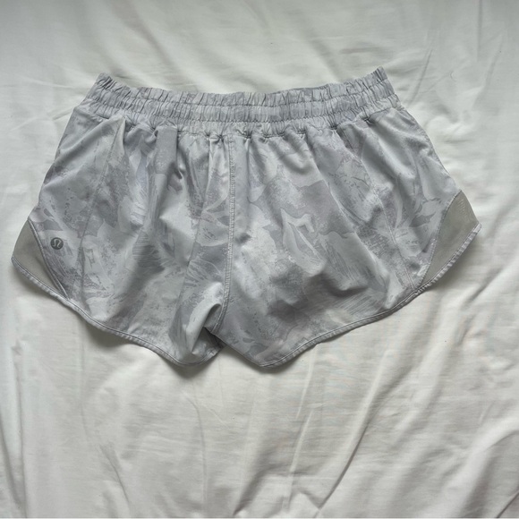 Lululemon Hotty Hot 2.5” Shorts - Picture 2 of 4